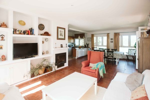 casa-andaluza-salon-chimenea-porche-vegetal-01