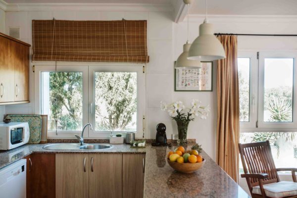casa-andaluza-salon-chimenea-porche-vegetal-04