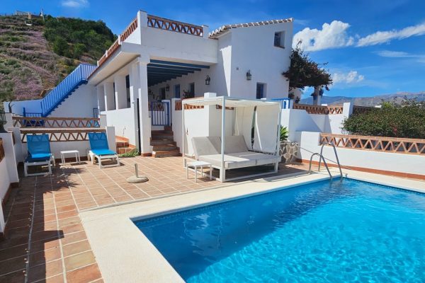 casa-azul-blanca-escalera-caracol-piscina-01