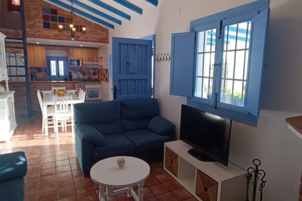 casa-azul-blanca-escalera-caracol-piscina-03
