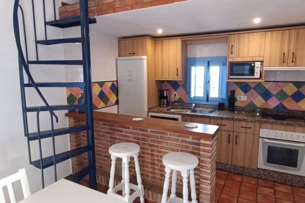 casa-azul-blanca-escalera-caracol-piscina-04