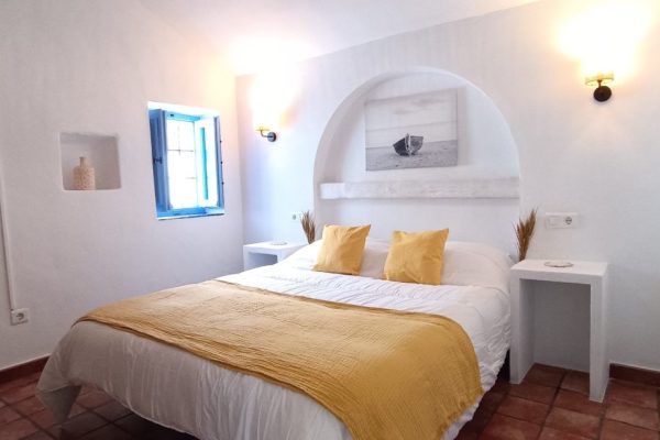 casa-azul-blanca-escalera-caracol-piscina-05