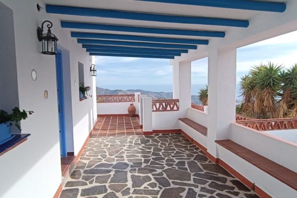 casa-azul-blanca-escalera-caracol-piscina-10