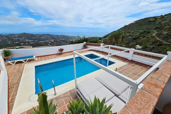 casa-azul-blanca-escalera-caracol-piscina-11