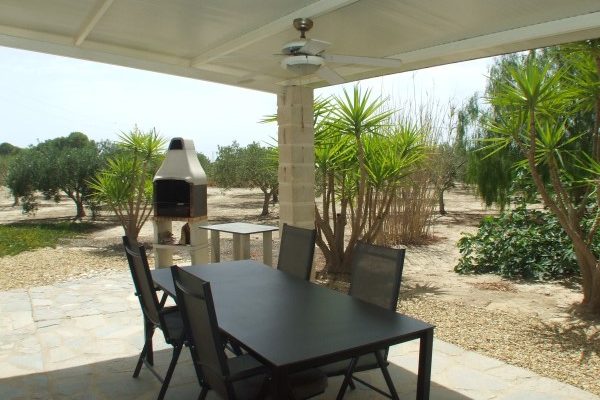 casa-mediterranea-olivos-porche-cocina-abierta-03