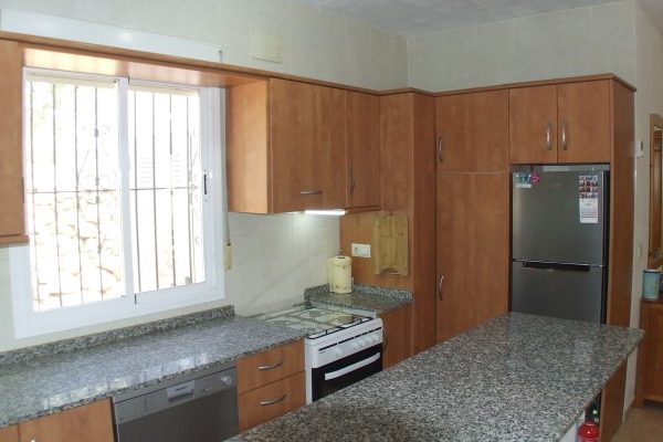 casa-mediterranea-olivos-porche-cocina-abierta-05