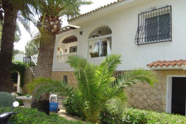 chalet-arcos-vigas-palmeras-piscina-01