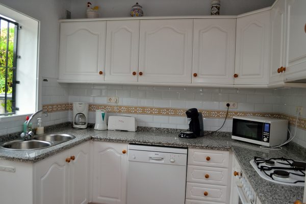 chalet-arcos-vigas-palmeras-piscina-03
