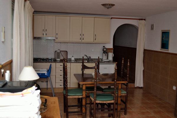 chalet-arcos-vigas-palmeras-piscina-04