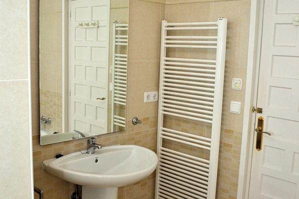 chalet-arcos-vigas-palmeras-piscina-06