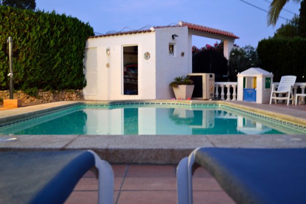 chalet-arcos-vigas-palmeras-piscina-08