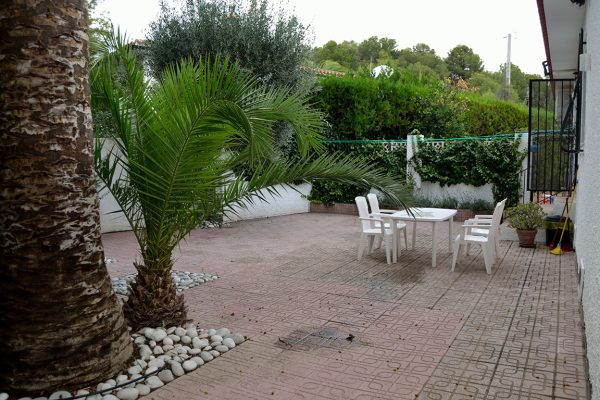 chalet-arcos-vigas-palmeras-piscina-09