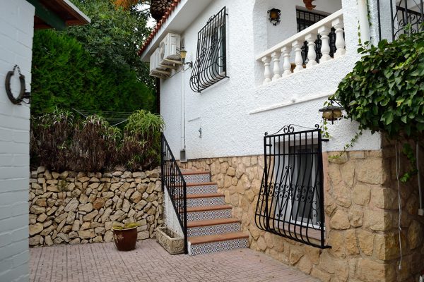 chalet-arcos-vigas-palmeras-piscina-10