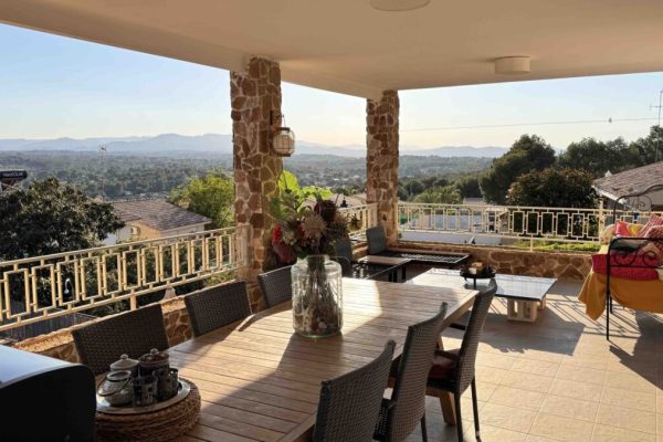 chalet-color-piedra-porche-piscina-01