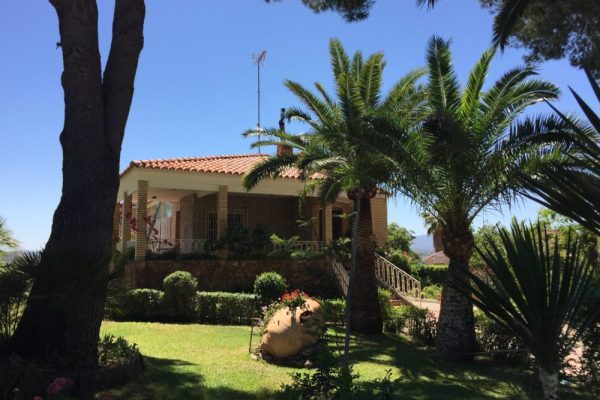 chalet-color-piedra-porche-piscina-02