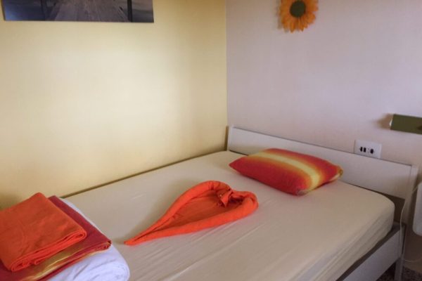 chalet-color-piedra-porche-piscina-06
