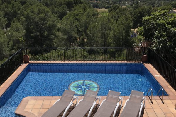 chalet-color-piedra-porche-piscina-08