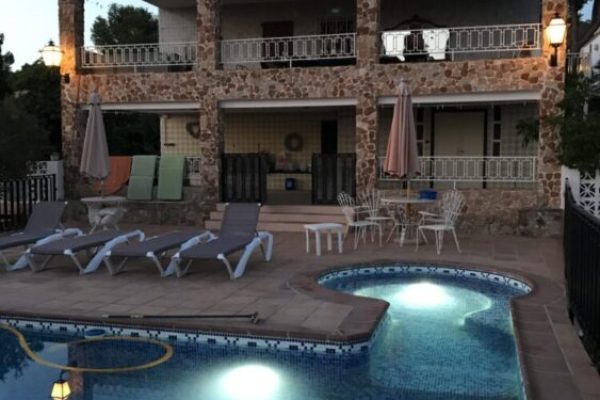 chalet-color-piedra-porche-piscina-09