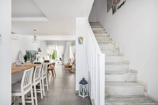 chalet-contemporaneo-cocina-escalera-jardin-terraza-02