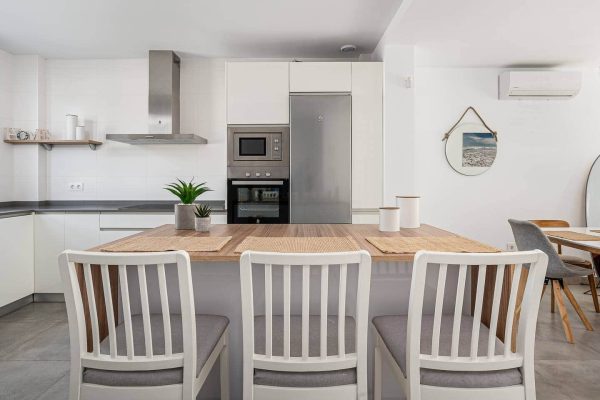 chalet-contemporaneo-cocina-escalera-jardin-terraza-03