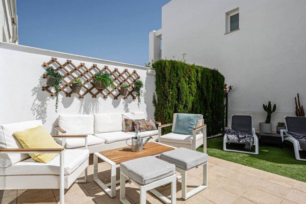 chalet-contemporaneo-cocina-escalera-jardin-terraza-06
