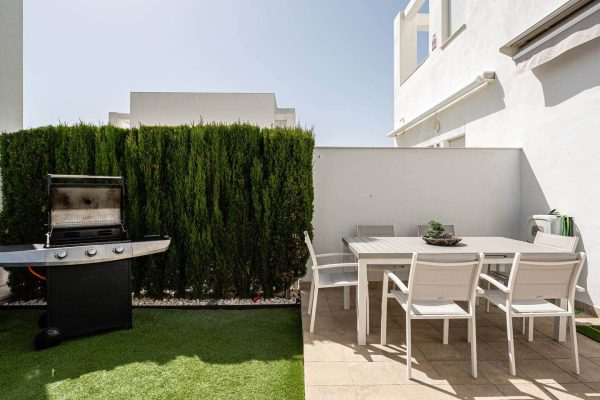 chalet-contemporaneo-cocina-escalera-jardin-terraza-07