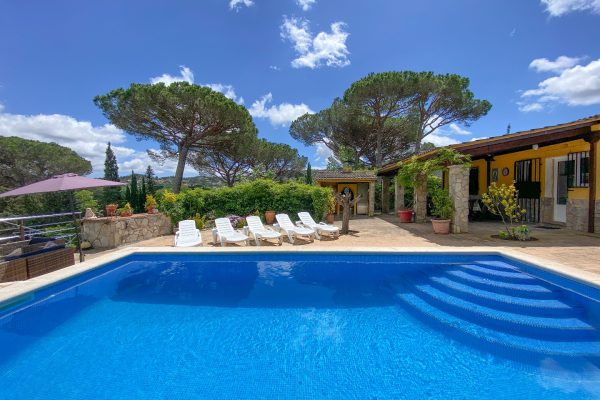 chalet-mediterraneo-porche-piedra-piscina-01