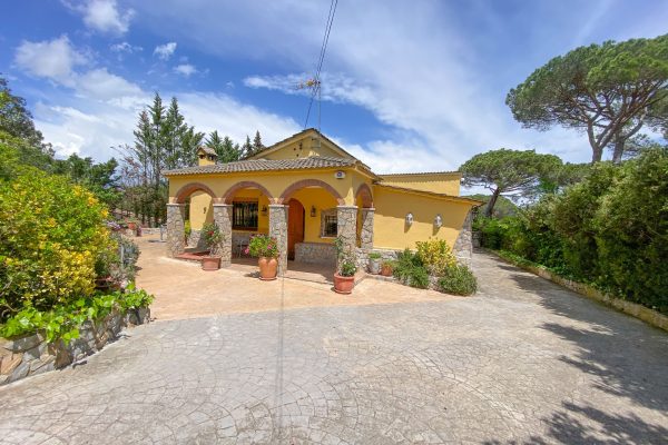 chalet-mediterraneo-porche-piedra-piscina-02