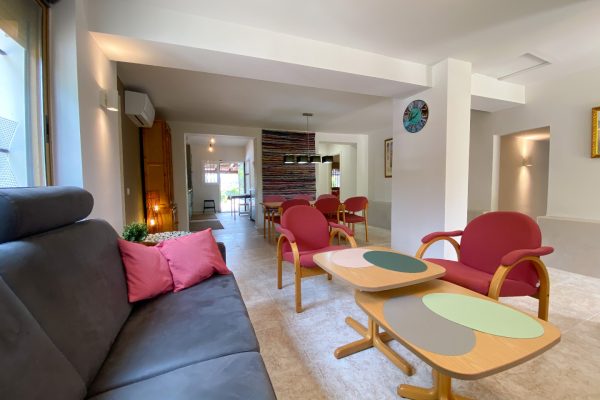 chalet-mediterraneo-porche-piedra-piscina-03