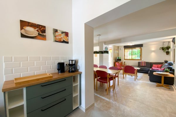 chalet-mediterraneo-porche-piedra-piscina-04