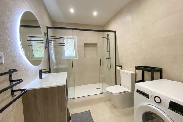 chalet-mediterraneo-porche-piedra-piscina-08