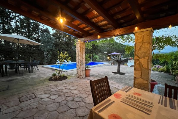 chalet-mediterraneo-porche-piedra-piscina-09