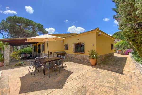 chalet-mediterraneo-porche-piedra-piscina-10