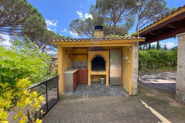 chalet-mediterraneo-porche-piedra-piscina-11