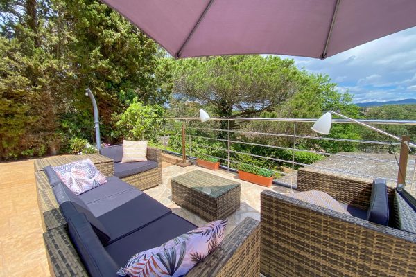 chalet-mediterraneo-porche-piedra-piscina-12