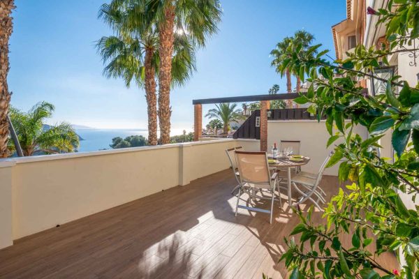 chalet-mediterraneo-terraza-palmeras-vistas-mar-01