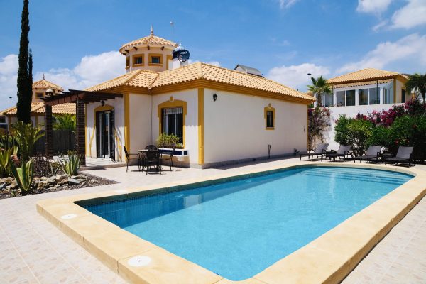 chalet-mediterraneo-torre-piscina-jardin-01