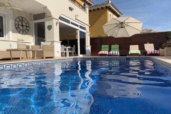 chalet-piscina-porche-acristalado-azotea-01