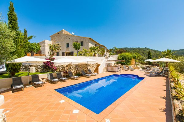 masia-piedra-vigas-arcos-piscina-01