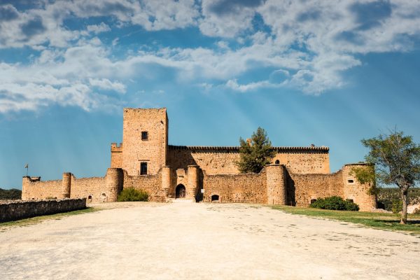 syt-castillo-medieval-amurallado-01