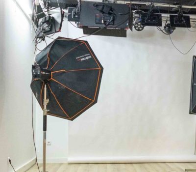 syt-estudio-audiovisual-plato-set-sala-control-01