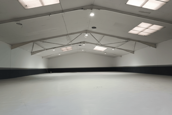 syt-nave-diafana-luz-cenital-oficinas-porton-01