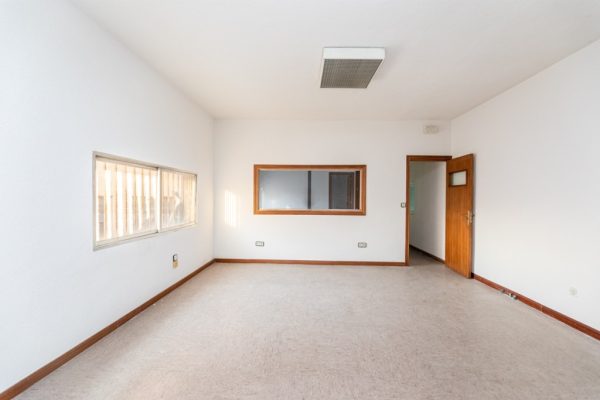 syt-nave-diafana-luz-cenital-oficinas-porton-02