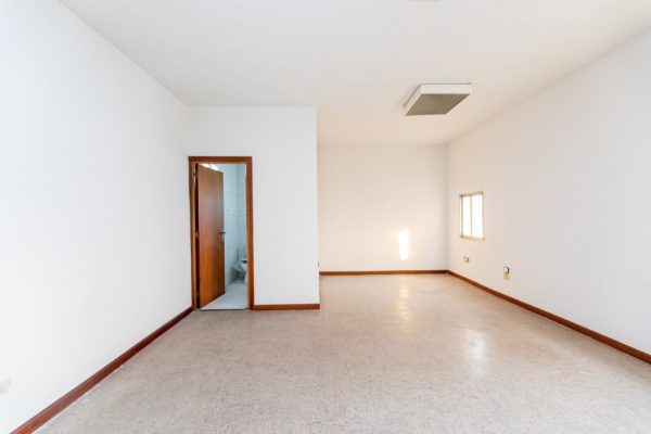 syt-nave-diafana-luz-cenital-oficinas-porton-03