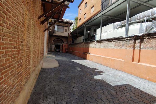syt-nave-urbana-ladrillo-salas-patio-06