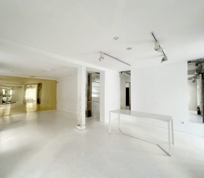 syt-showroom-blanco-industrial-pilares-escaparates-01