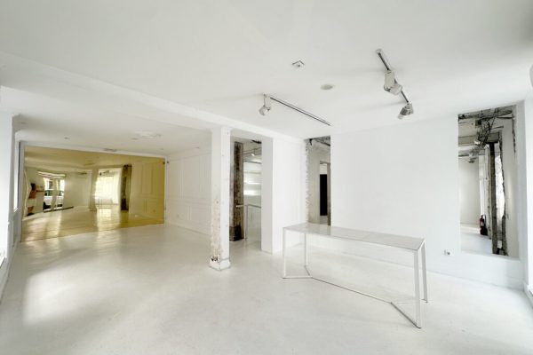 syt-showroom-blanco-industrial-pilares-escaparates-01