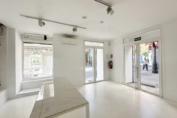 syt-showroom-blanco-industrial-pilares-escaparates-02