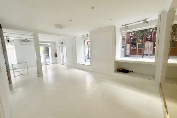 syt-showroom-blanco-industrial-pilares-escaparates-03
