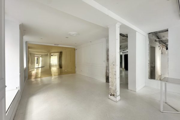 syt-showroom-blanco-industrial-pilares-escaparates-04